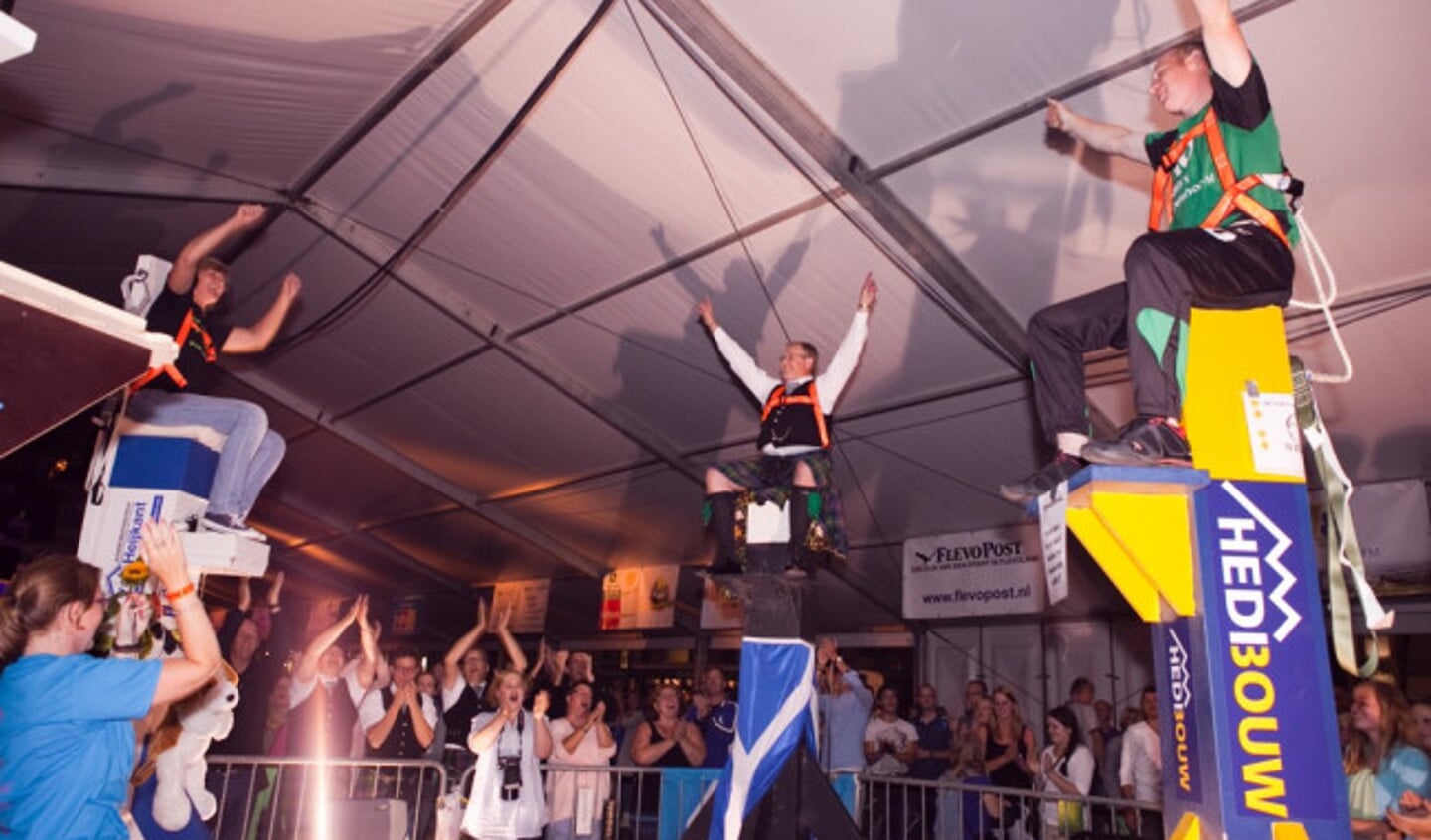 Janneke, Kaleigh, Patrick en Peter gaan paalzitten in de feesttent