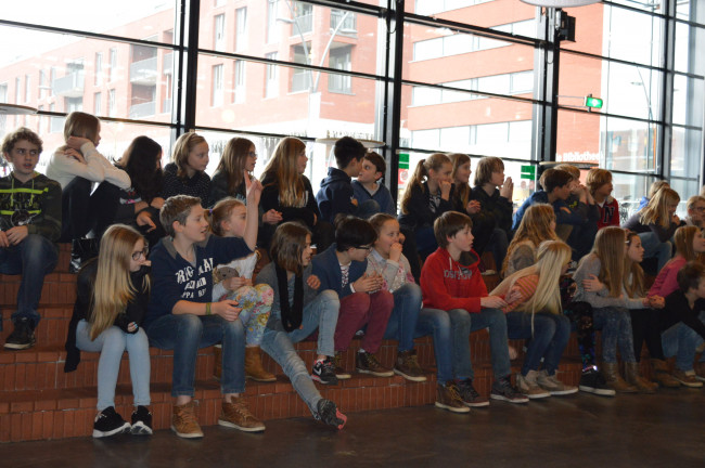 Dronter leerlingen bezoeken schoolvoorstelling in De Meerpaal