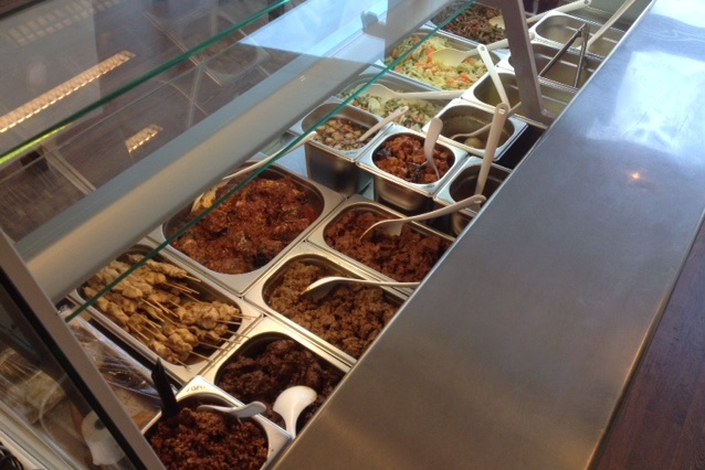Indonesische cateringservice De Smaragd strijkt neer in Dronten.