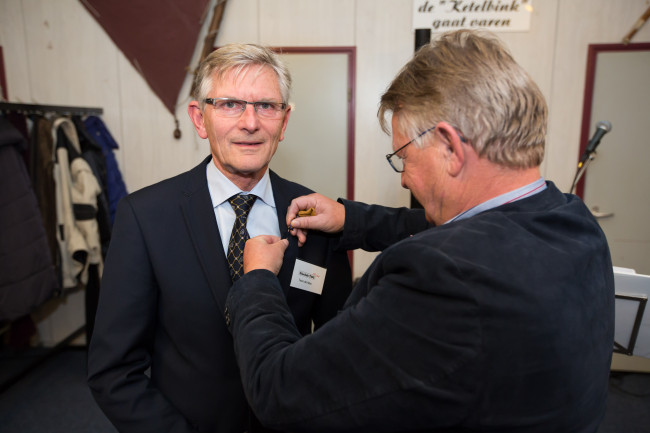 TOG-secretaris Teun de Man krijgt erespeld KNSB