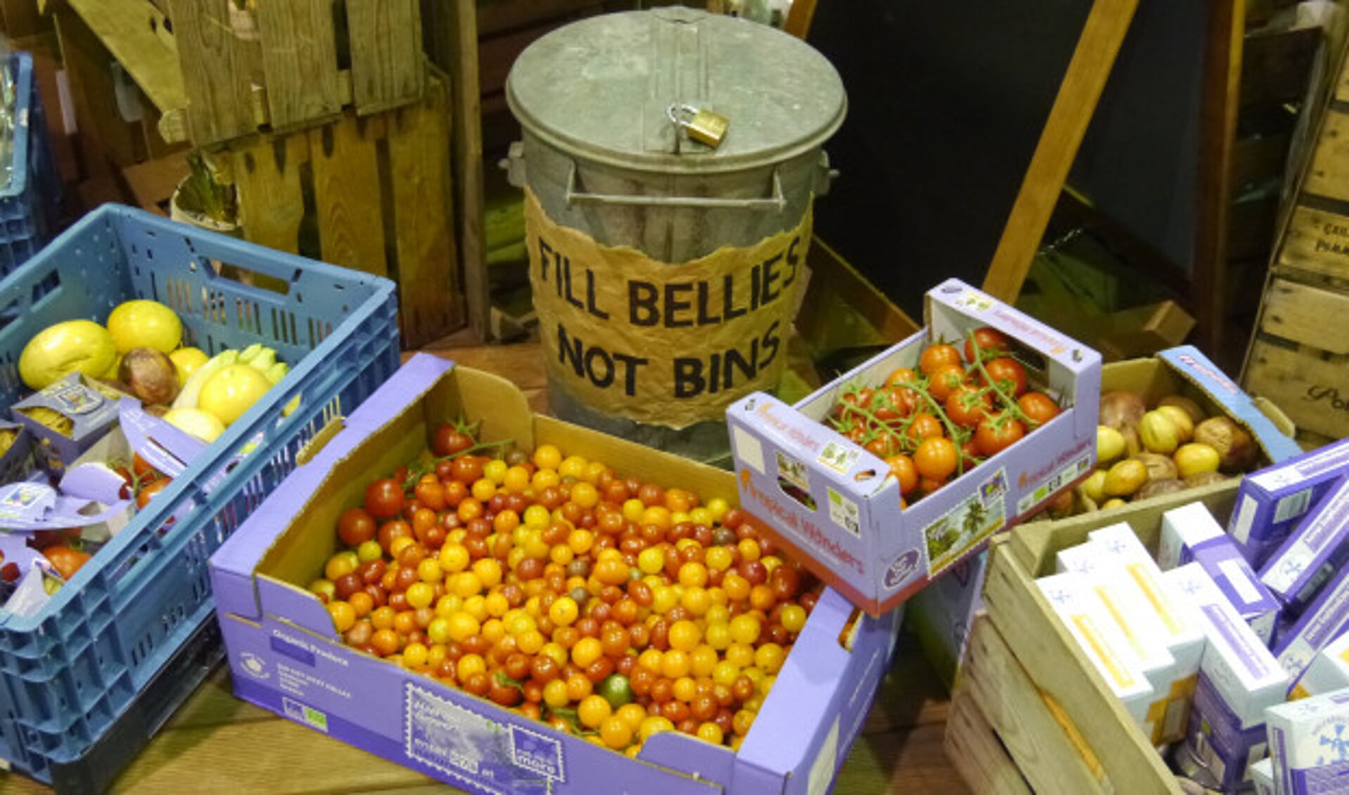 Bio-beurs doneert drieduizend kilo voedsel aan Voedselbank
