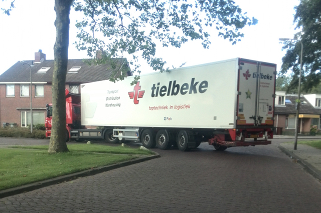 Bewoners Blazoen ergeren zich aan vrachtwagens op sluiproute