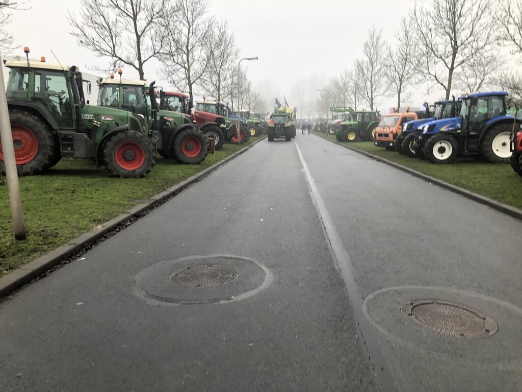 ZWOLLE - Zaterdagmorgen 12 december houden boeren een protest bij het van distributiecentrum van Albert Heijn aan de Galvaniweg in Zwolle. Het boerenprotest zorgde voor drukte op de wegen in Zwolle. De boeren willen een hogere vergoeding voor hun producten. Of de actie voor lege schappen zorgt in de supermarkten, is niet bekend.