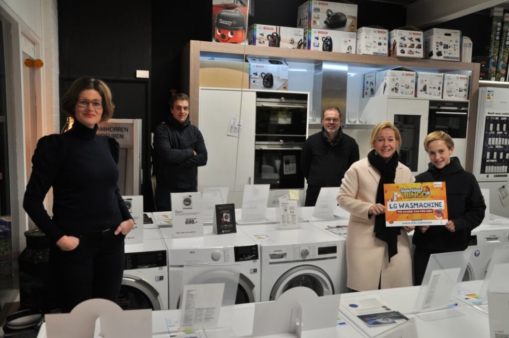 Annelies Beens nam de eerste prijs, een wasmachine, maandag in ontvangst. 