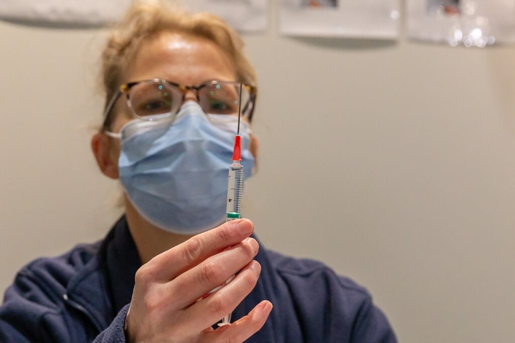 De GGD IJsselland gaat in de IJsselhallen te Zwolle zorgmedewerkers vaccineren tegen het coronavirus. Op 15 januari was Gerlinde de eerste persoon die het vaccin kreeg toegediend.
