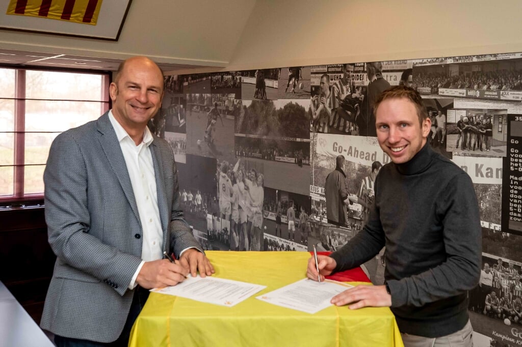 Voorzitter Theo Rietkerk (l) van Go-Ahead en Gert van Duinen tekenen de overeenkomst. 