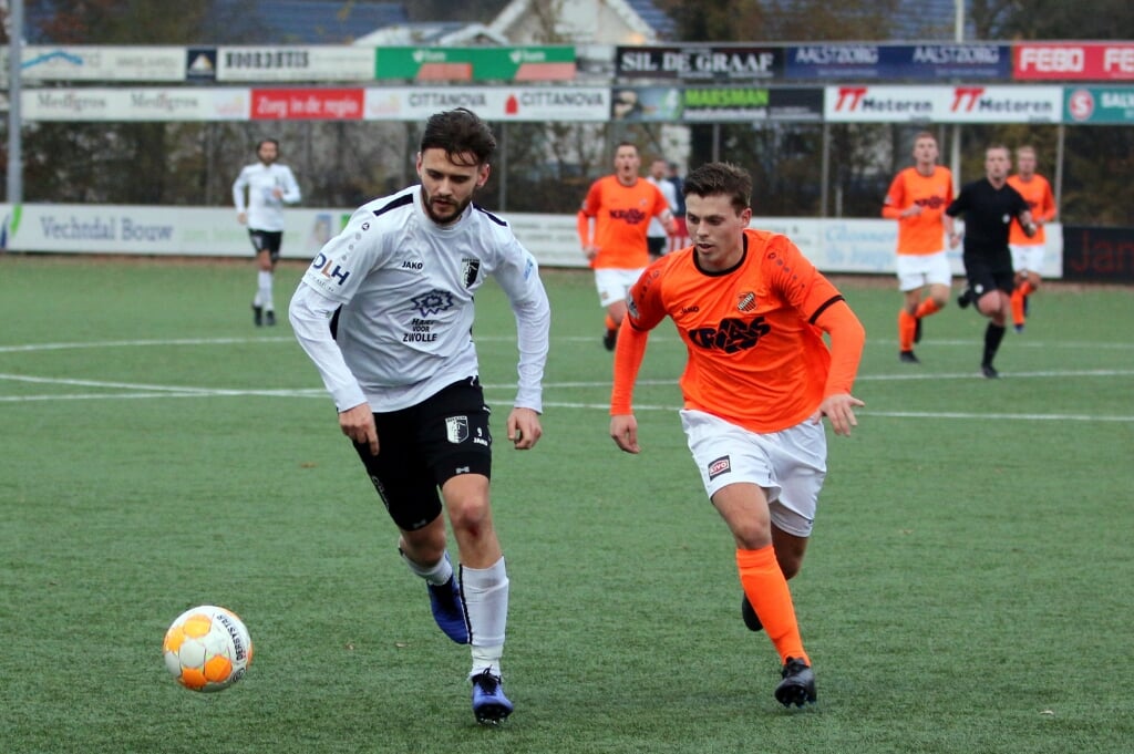 Jonathan van Marle (l) stoomt namens Berkum op in het duel tegen Volendam op 23 november 2019. 