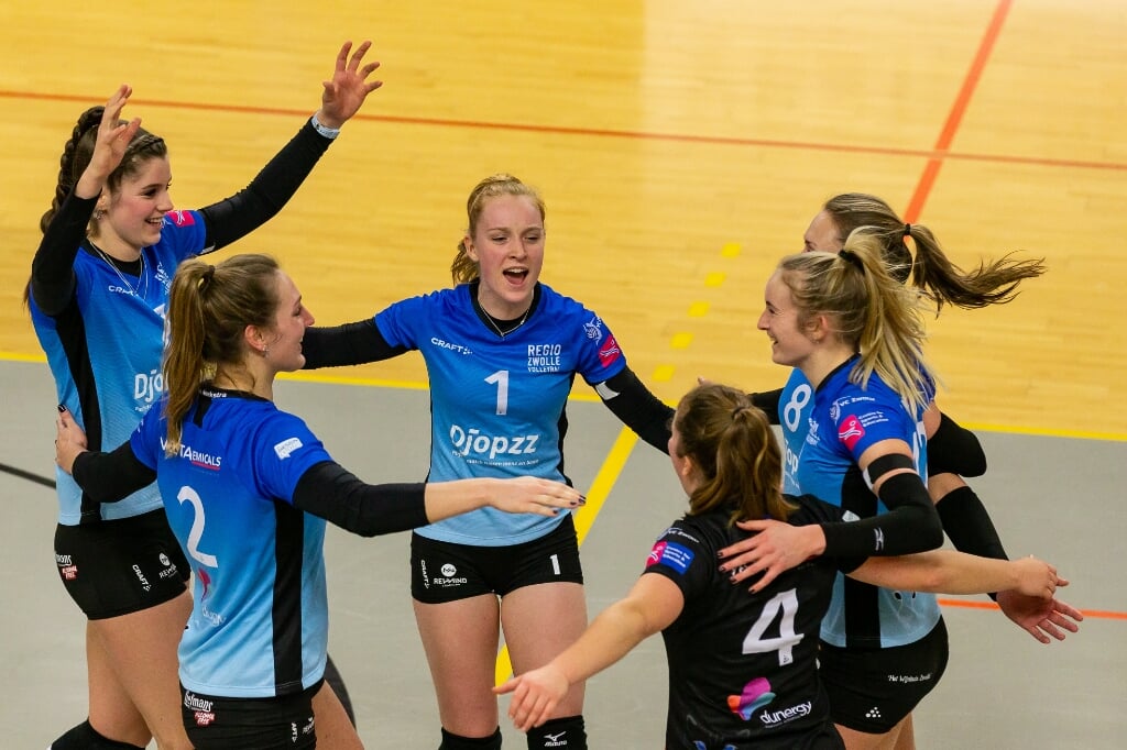Regio Zwolle Volleybal wint de seizoensopener met 3-2 van Set Up '65. Daantje Vennik met nummer 1