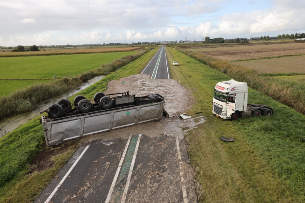 In oktober 2011 raakte de weg bezaaid met slachtafval door een gekantelde vrachtwagen.