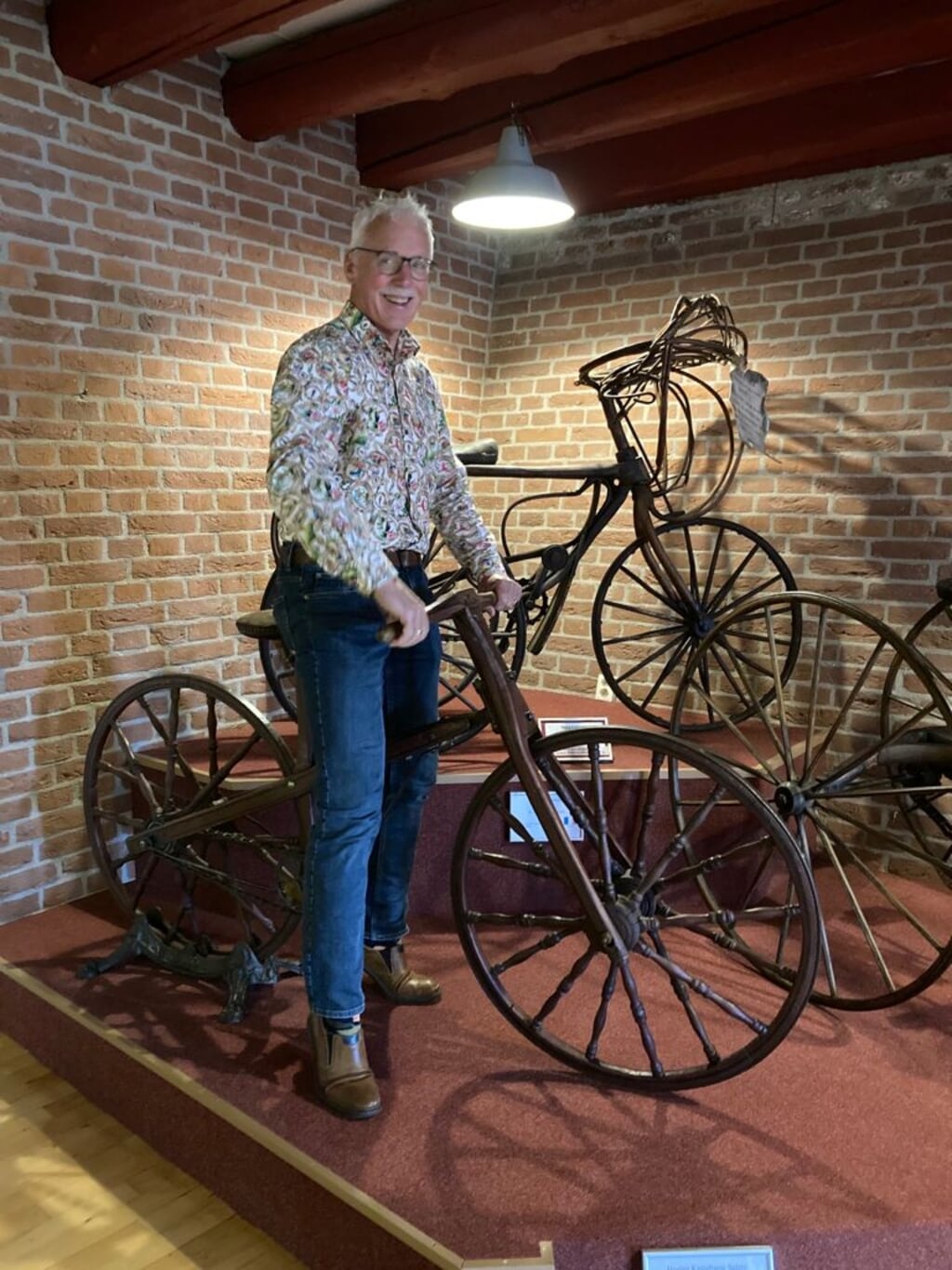 Fietsliefhebber Bonhof op een fiets uit 1890.