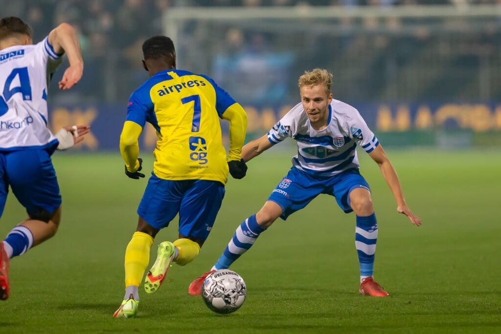 PEC Zwolle-middenvelder Dean Huiberts vangt Issa Kallon op in de wedstrijd tegen Cambuur (1-2).