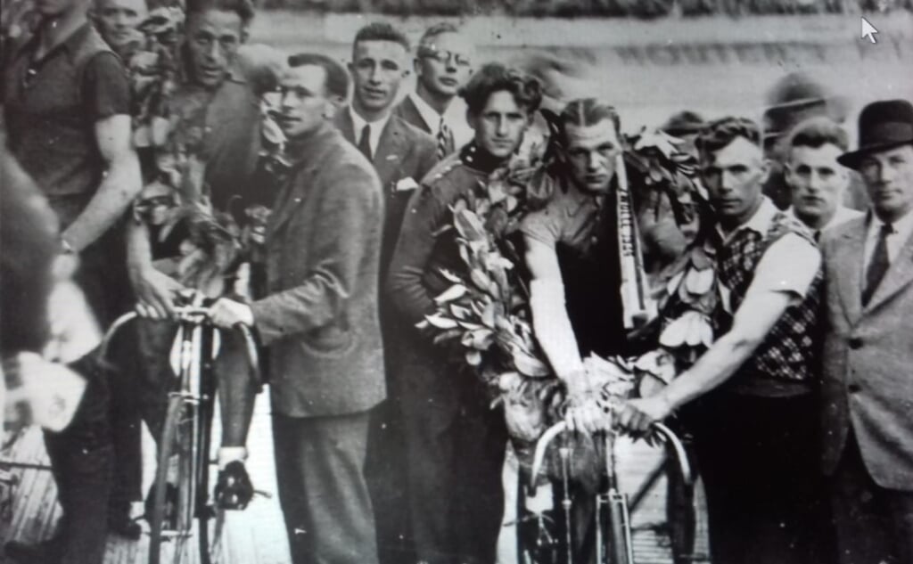 1934. Rinus Schotman (rechts) wint op wielerbaan Urbana.