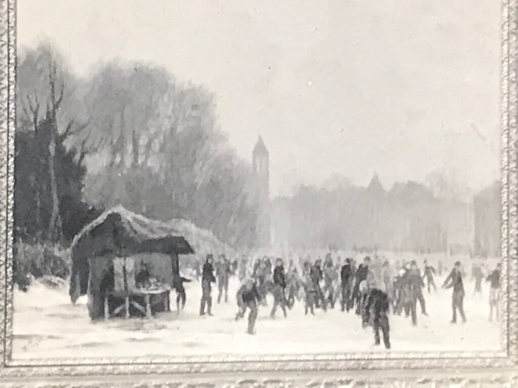 Winters stadsgezicht, schaatsen op de stadsgracht met de Peperbus op de achtergrond.