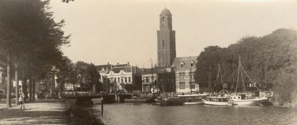 De Nieuwehavenbrug waar het woonschip van Folkert Post lag. 