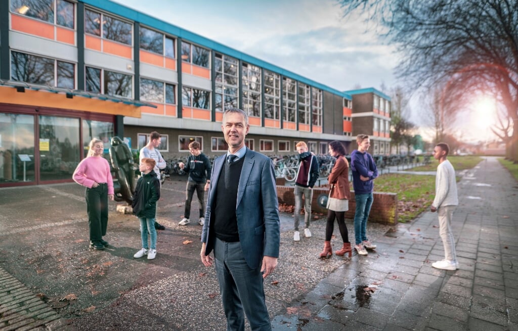 Directeur John Odinot samen met leerlingen voor het huidige pand van Ichthus College Kampen (foto: Marco Slot)