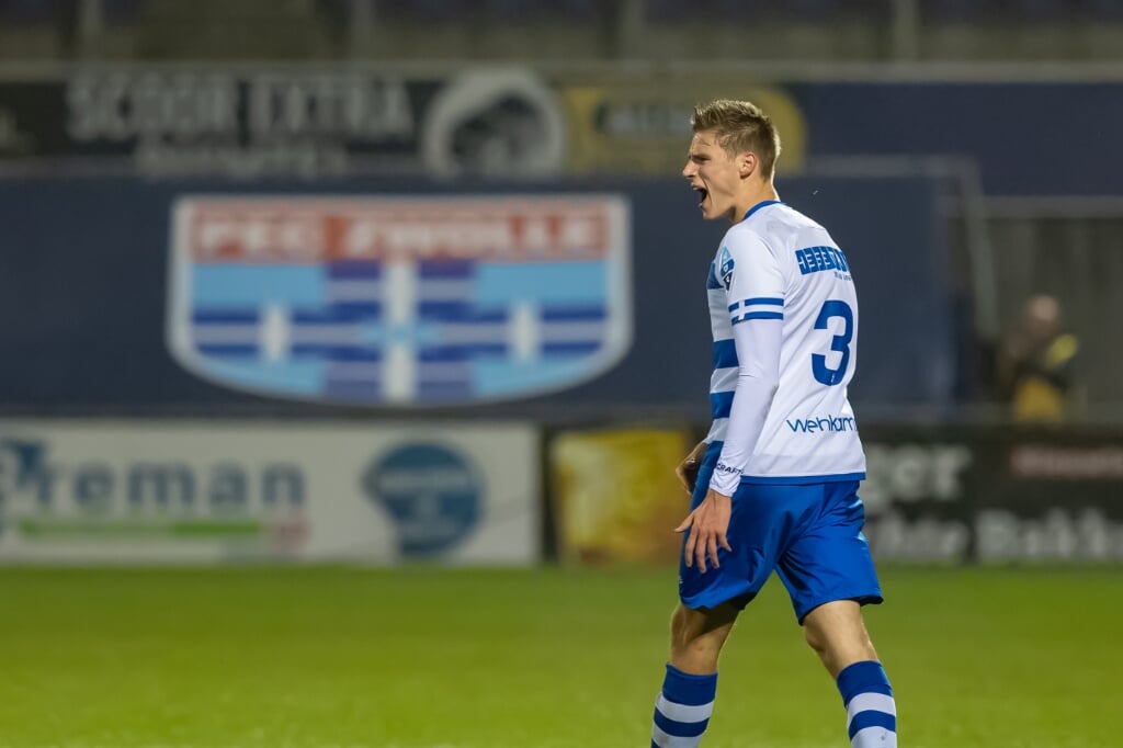 Verdediger Siemen Voet balend na een tegentreffer. PEC Zwolle verliest met 1-3 van FC Twente.