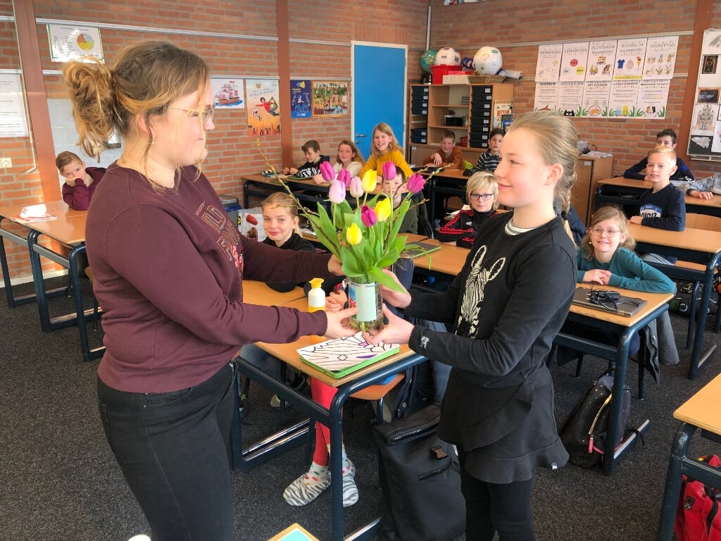 Alle leerkrachten van Kindcentrum Johannes Bogerman kregen een bloemetje.