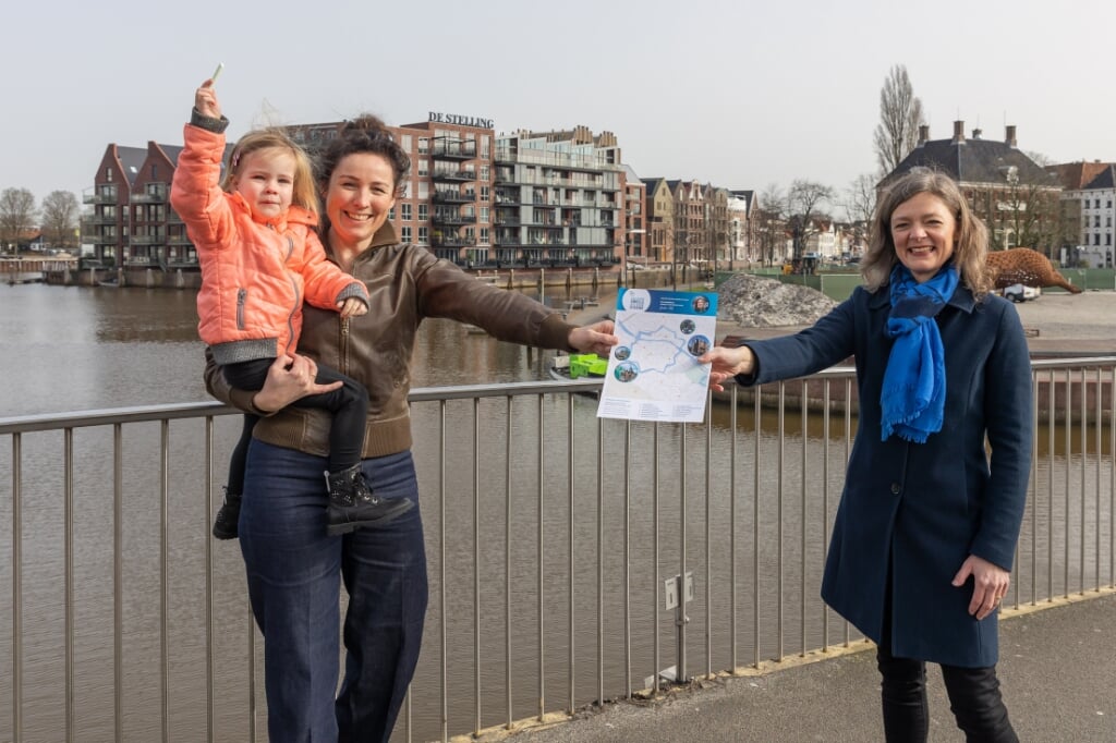 Marijn de Vries en dochter Merel ontvangen de eerste wandelroute.