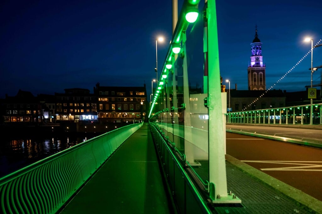 De brug kleurde groen.