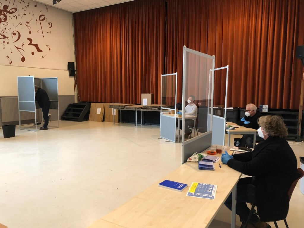 Maandagmorgen werd al gebruik gemaakt van stembureau d'Overtoom in Genemuiden.