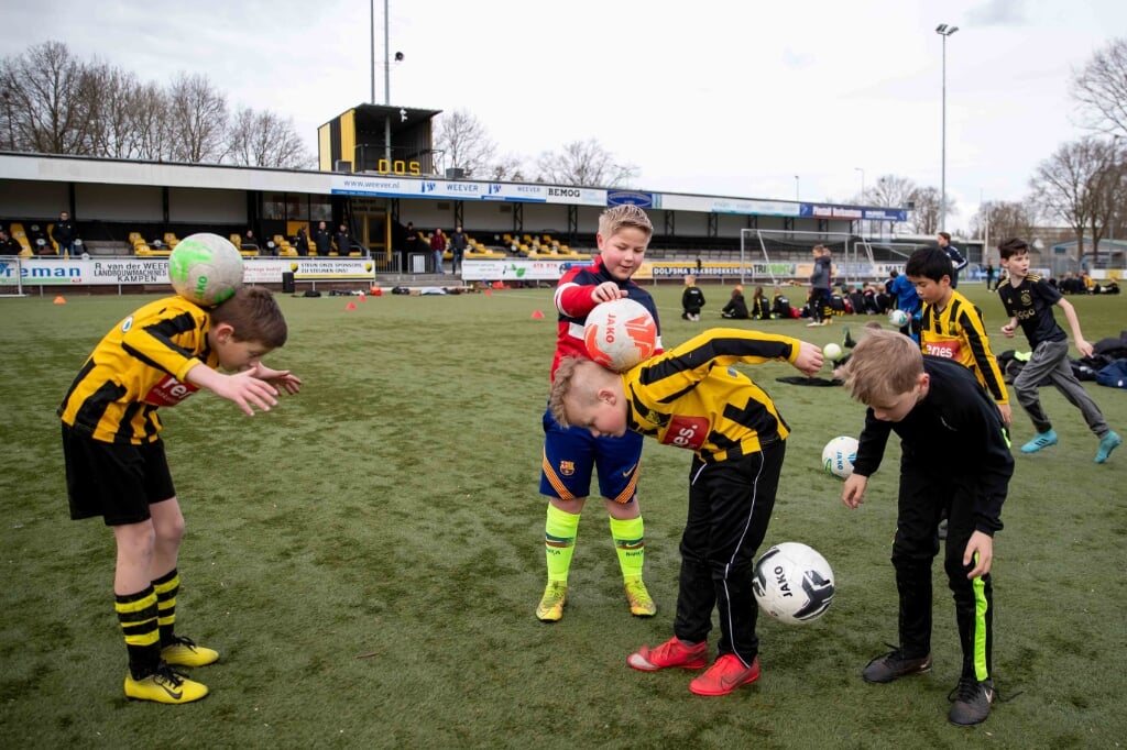 Jeugdspelers van DOS gooien de trukendoos open. 