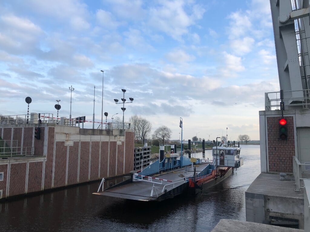 De pont, die normaalgesproken tussen Genemuiden en Zwartsluis vaart, is vorige week naar scheepswerf Geertman in Zwartsluis gebracht voor groot onderhoud. Daarbij passeerde de veerpont ook de Meppelerdiepbrug. Er ligt nu tijdelijk een andere veerpont op de gebruikelijke plek. Die is niet geschikt voor vrachtwagens en trekkers.