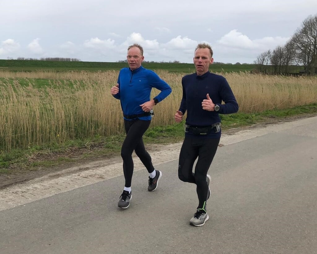 Herman Bruins (l) en Gerhard van Vilsteren tijdens de Kamper marathon. 