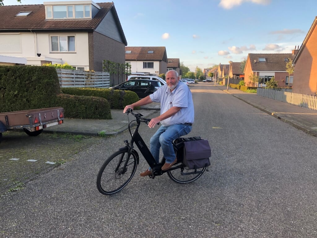 Luuk van Hessem op zijn E-bike. 