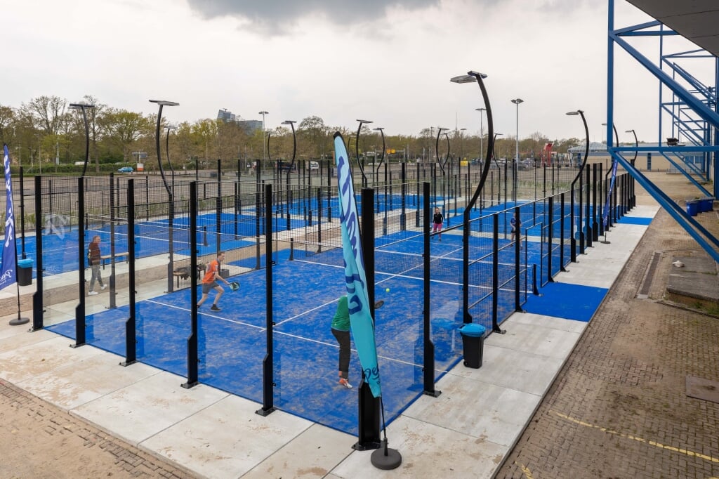 Sinds maandag zijn de vier buitenbanen van de nieuwe padelclub bij de IJsselhallen geopend.