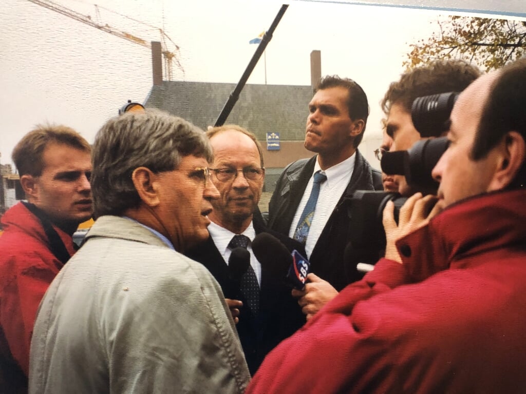 Toenmalig minister Bram Peper op bezoek in Genemuiden.