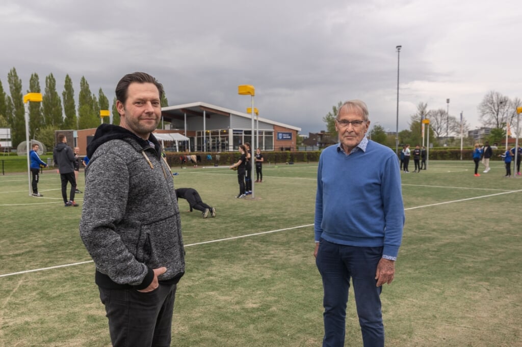 Voorzitter Peter van Gulik en oud-voorzitter Tim Krooneman van korfbalvereniging Sparta Zwolle.