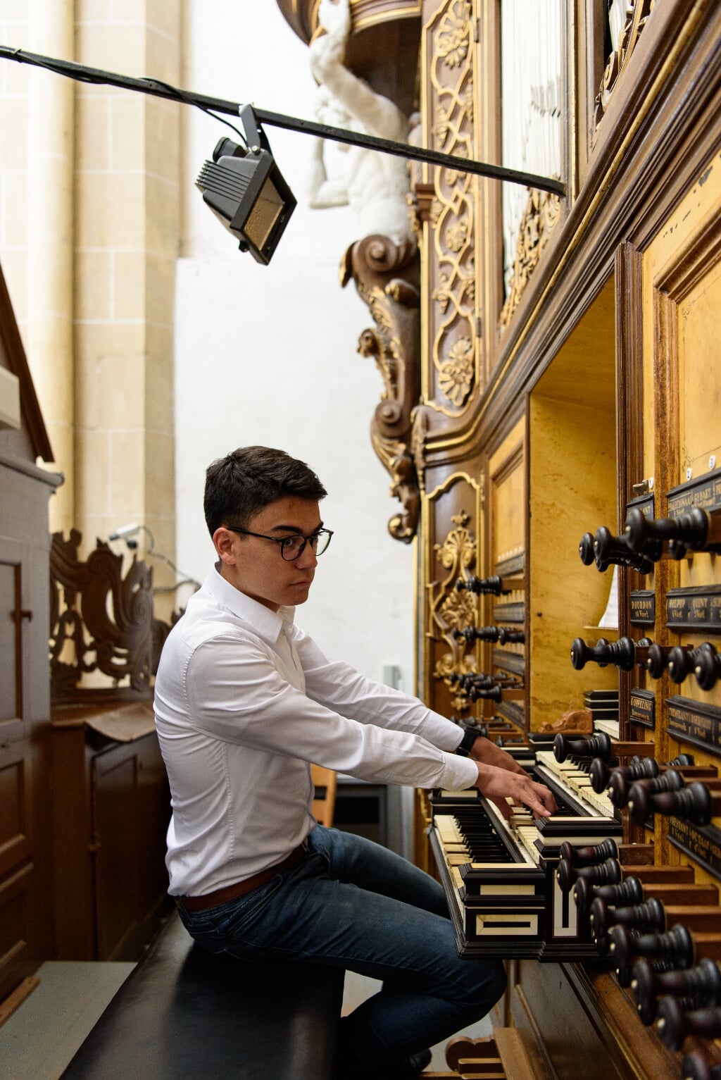 Hermen van Arnhem bespeelt het orgel.