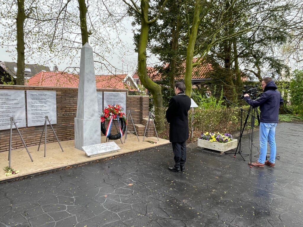 Burgemeester Bilder legt een krans in het Springerpark in Genemuiden.