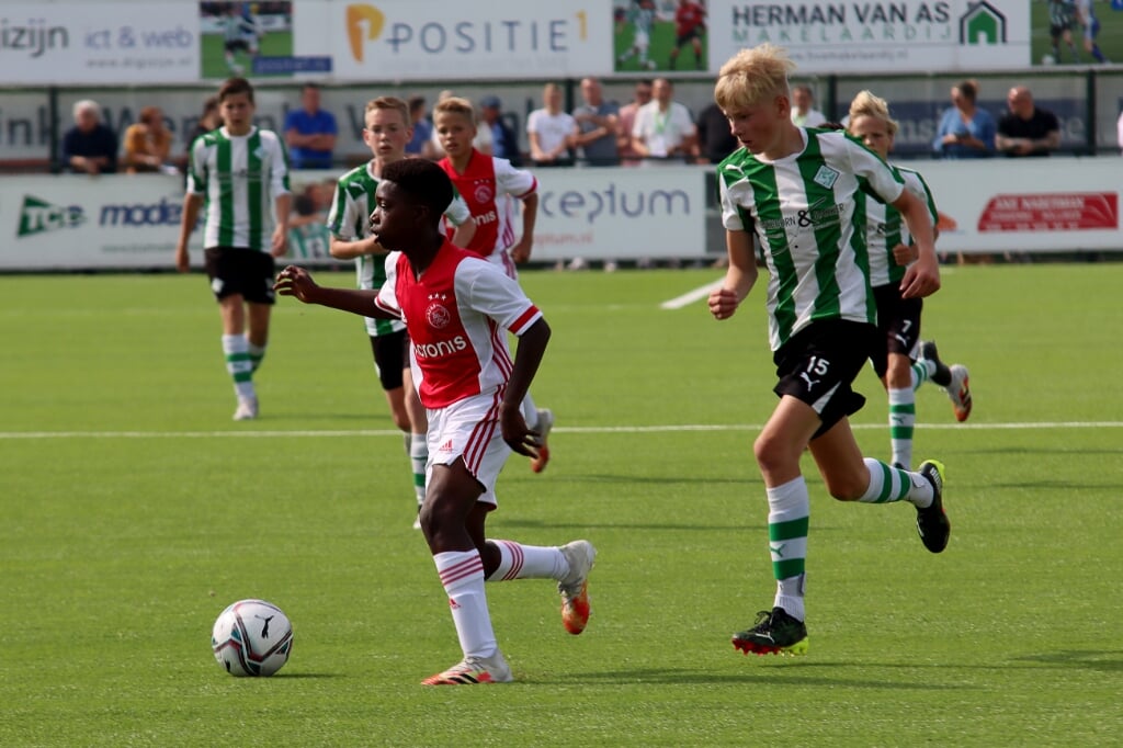 Een beeld van de wedstrijd tussen Sportclub Genemuiden en Ajax. 
