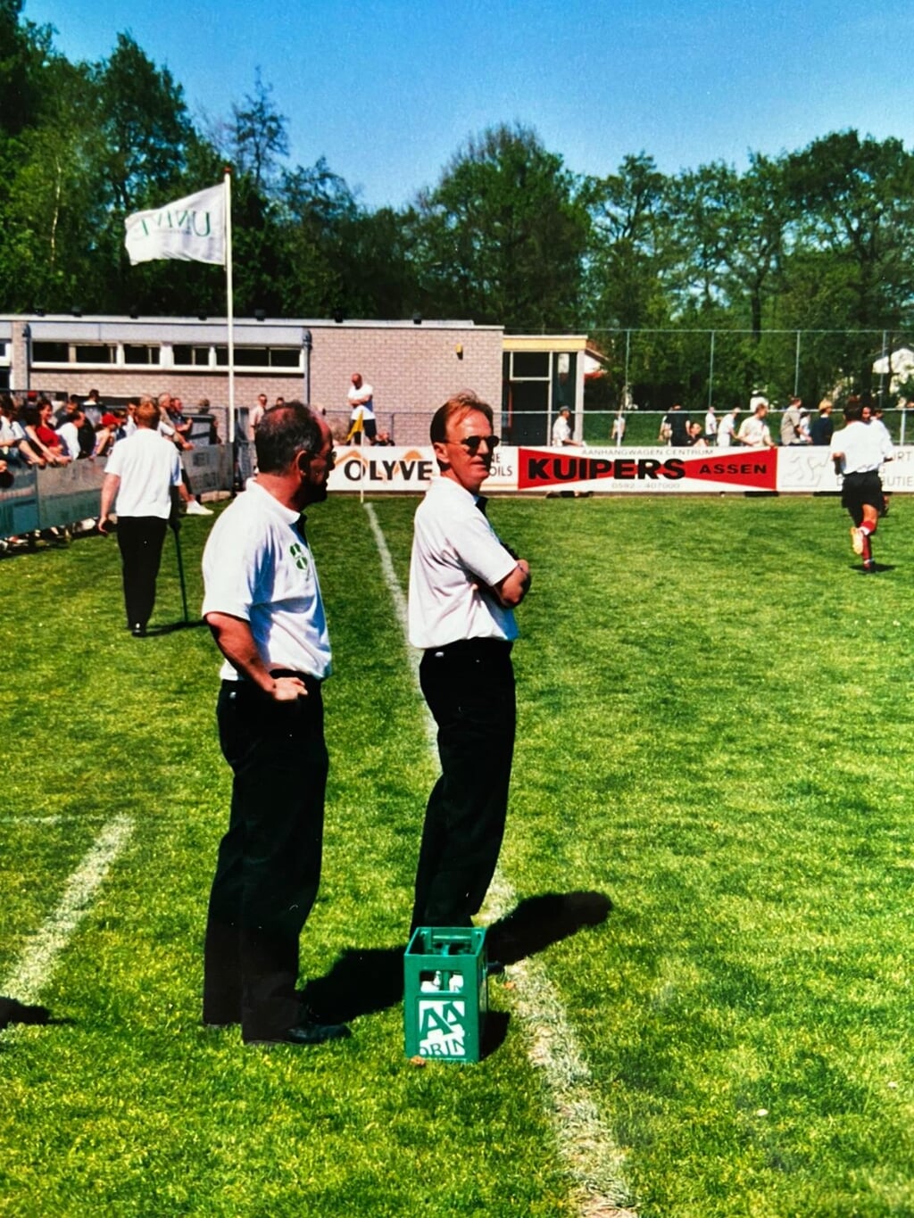 Bert Ebbens is nog ontspannen voorafgaand aan de kampioenswedstrijd tegen ACV in Assen. Wim Brem (links) kijkt ook rustig toe.