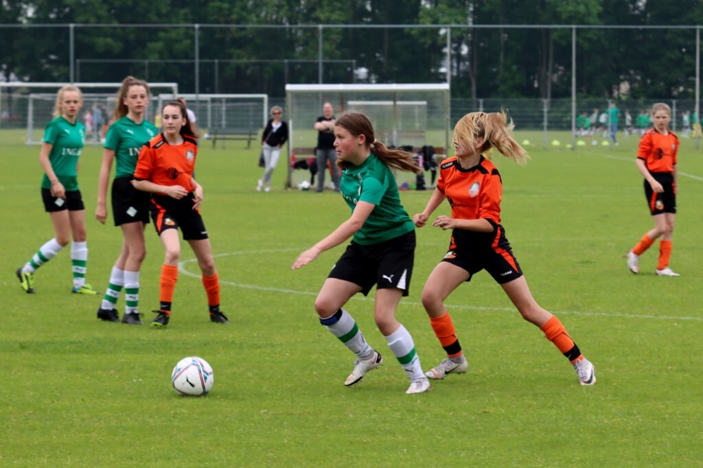Een meidenwedstrijd bij Sportclub Genemuiden. 