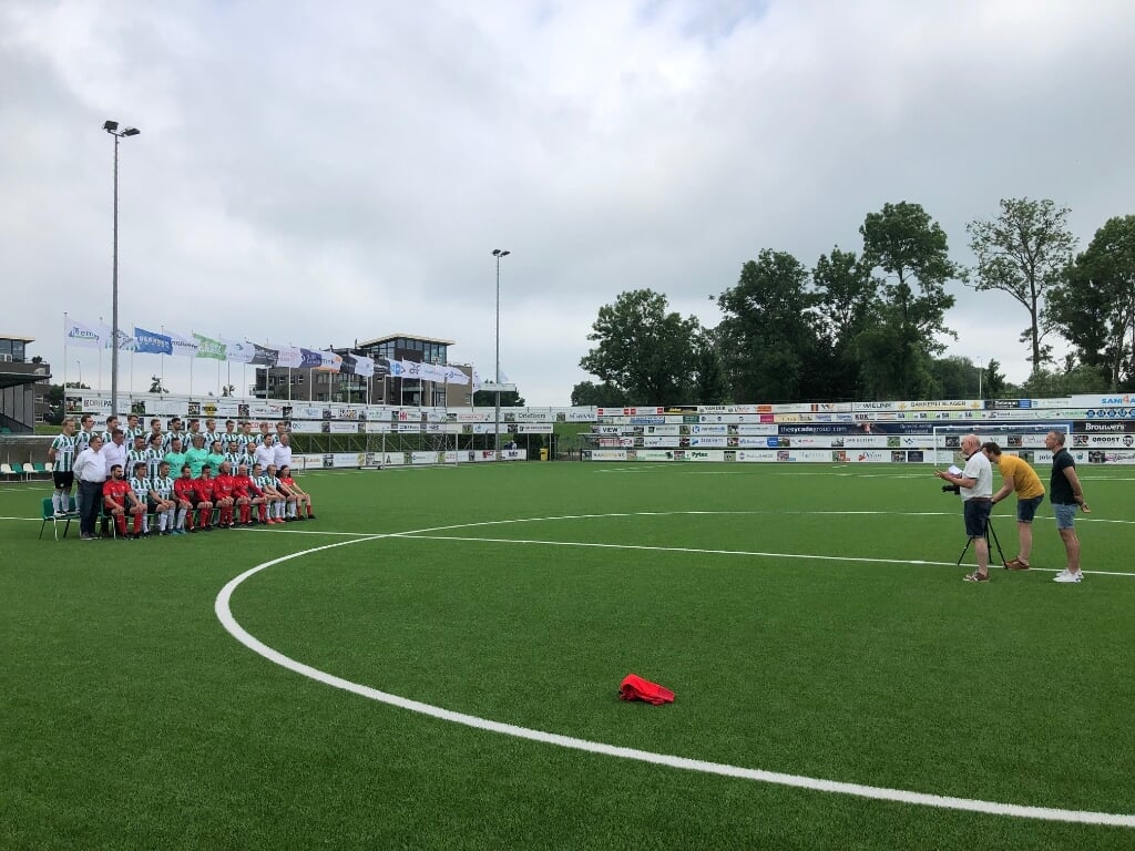 De elftalfoto van Sportclub Genemuiden is in de maak. 