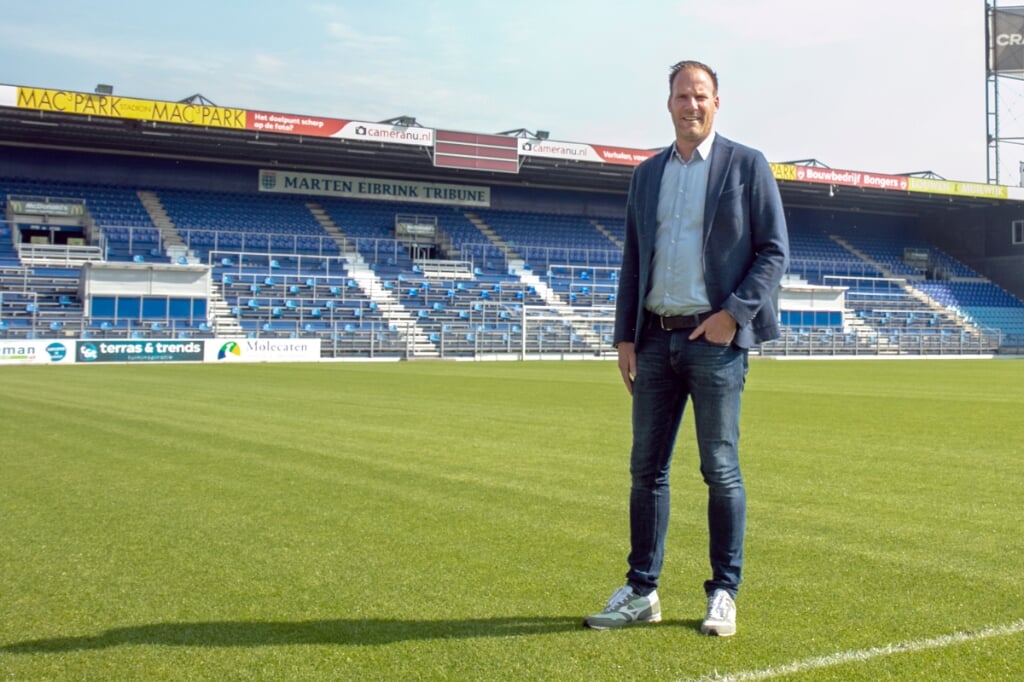 Algemeen manager Jeroen van Leeuwen op het veld dat er piekfijn bijligt. 'Dat is ook bij de KNVB niet onopgemerkt gebleven.'