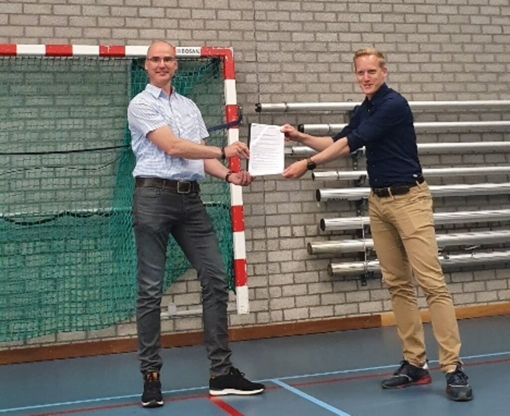 Oranje Zwart-voorzitter Kasper Herrewijn en Hans Roman van het Landstede Sportcentrum.