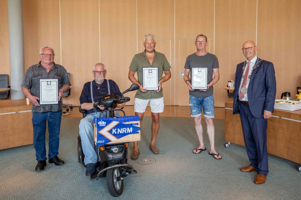 VLNR: Klaas Klos, Teun Penninkhof (geredde persoon), Jan van Dijk, Robert Groen en Bort Koelewijn.