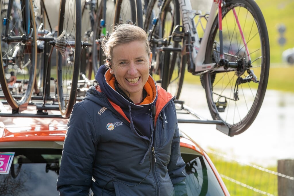 Loes Gunnewijk, bondscoach van het Nederlandse vrouwenwielrennen.