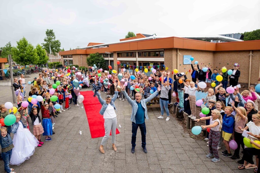 Vrijdagmorgen werd afscheid genomen van directeur Gerrit ten Berge door de leerlingen van de Ichthus basisschool in IJsselmuiden.