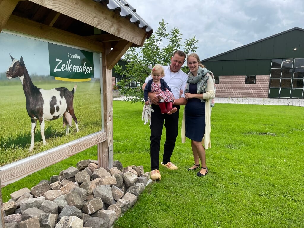 De familie Zeilemaker voor de geitenstal in Zwartsluis.