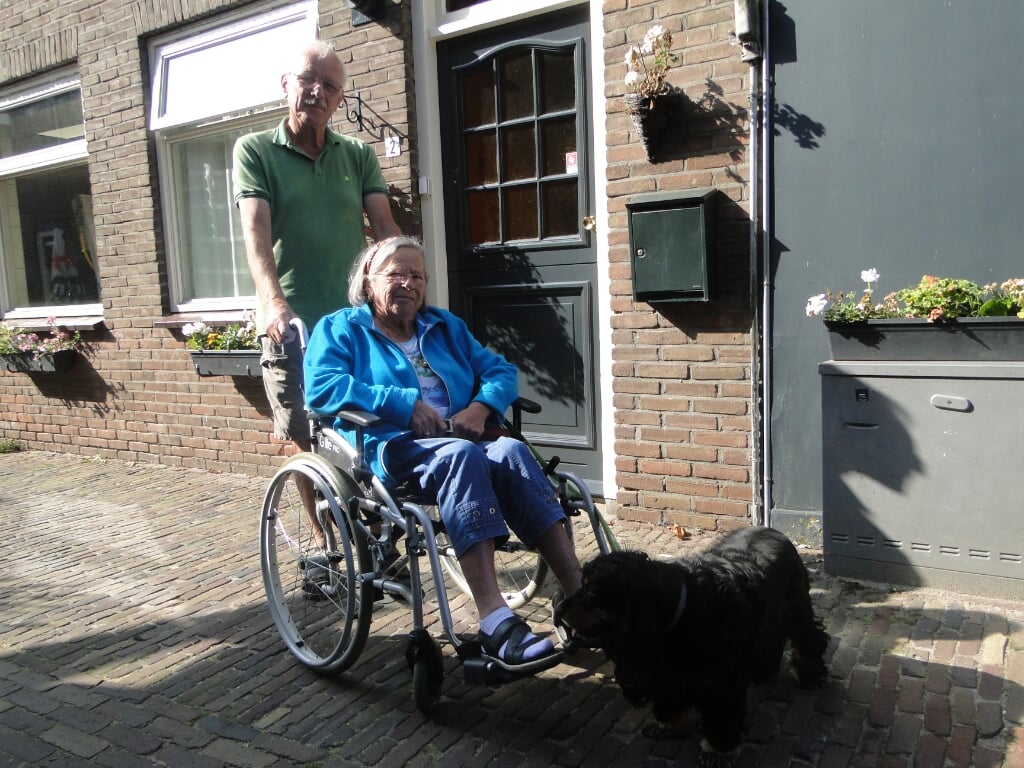 Erik en Willemien Venstra met hondje Vera in Zwartsluis