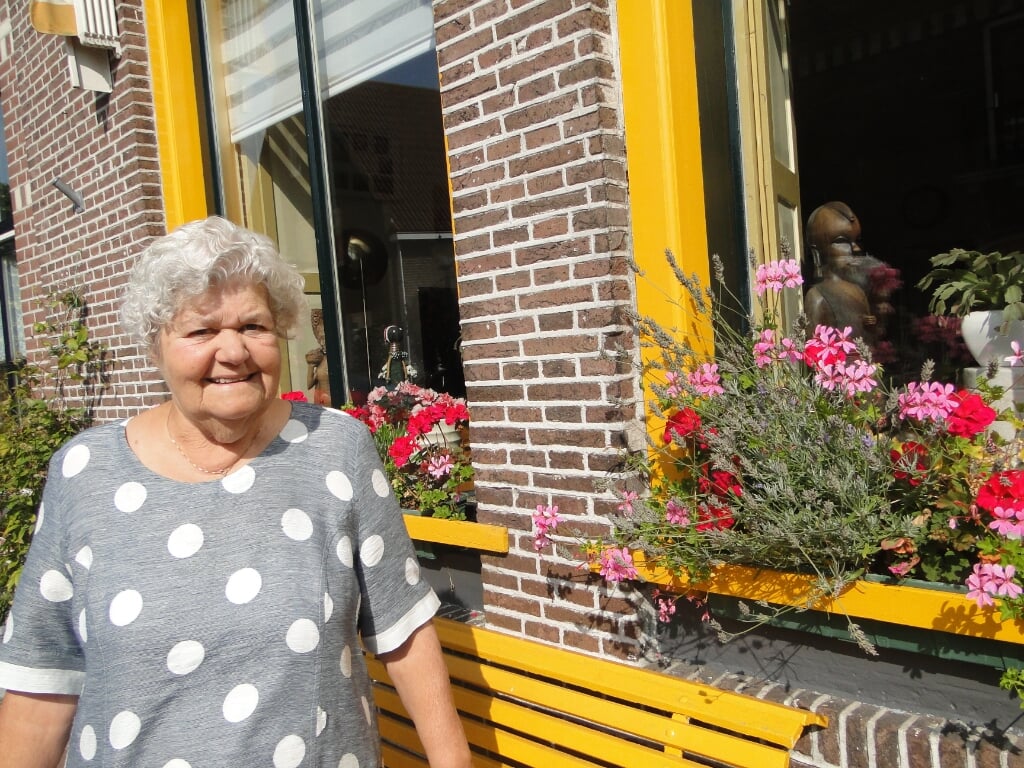 Corrie uit Hasselt voor haar huisje met kleurrijke bloemen. ''Ik heb nooit zo over dat Engels nagedacht''