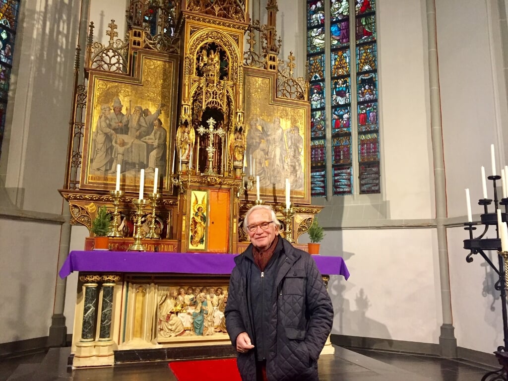 Rob Alferink bij het schitterende altaar in de Buitenkerk