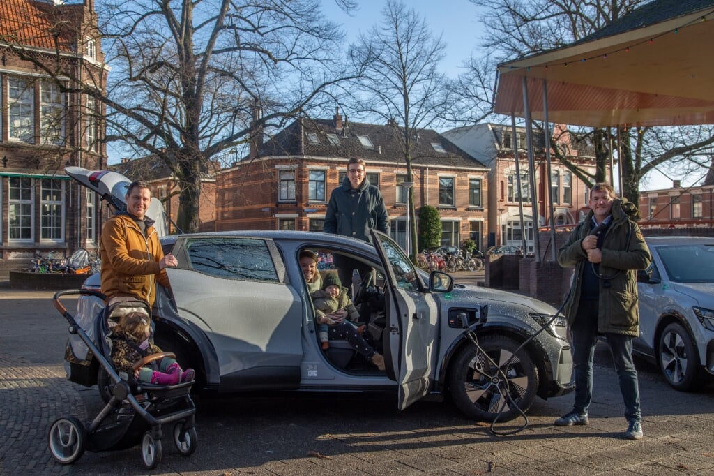Deelnemers van de elektrische deelauto’s op het Assendorperplein. 