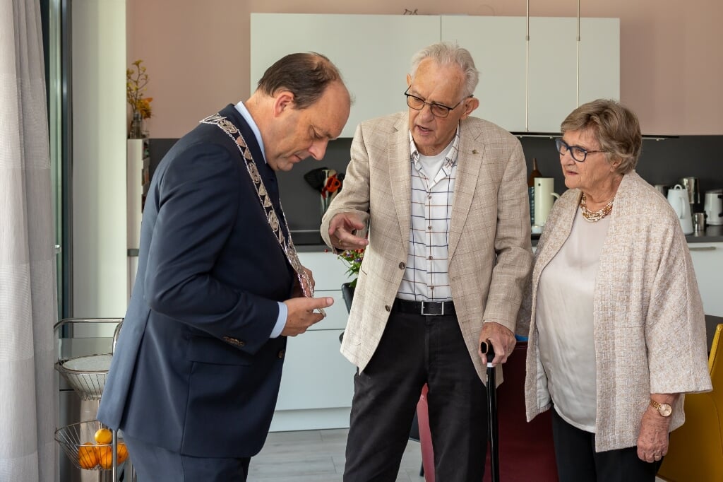 Het echtpaar Meijer kreeg bezoek van burgemeester Snijders.