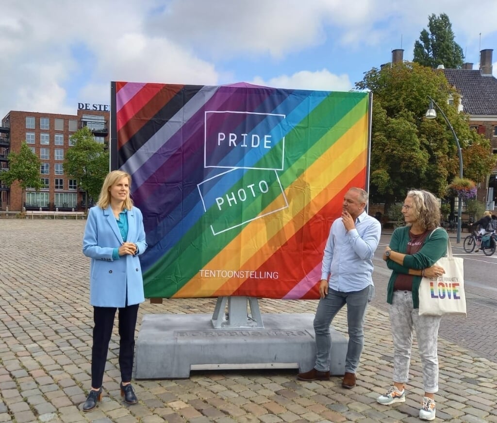 Dorrit de Jong bij de tentoonstelling Pride Photo.