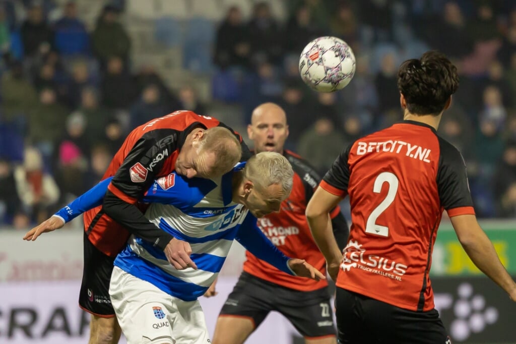 Lennart Thy blijft overeind tijdens PEC Zwolle tegen Helmond Sport. "Het was een moeizame wedstrijd."